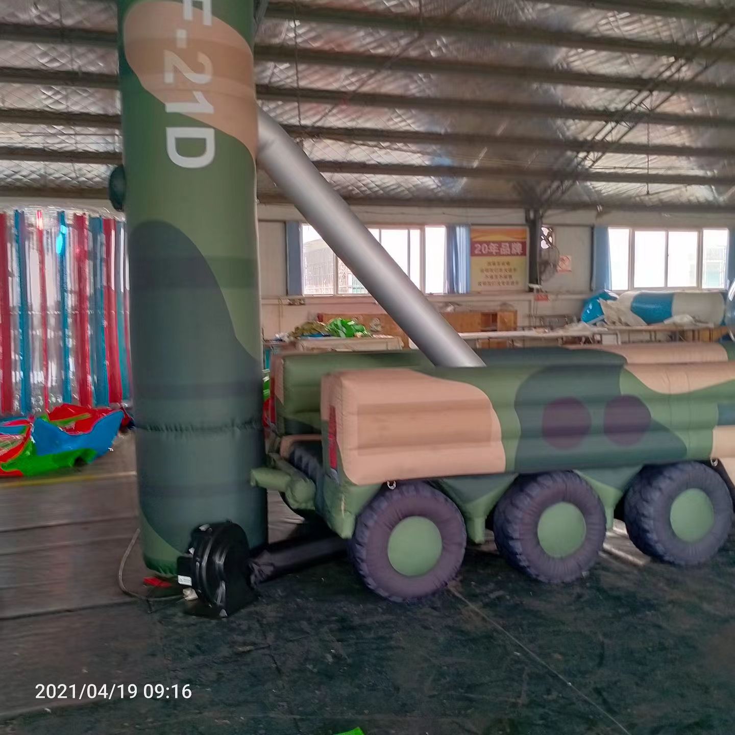 淇县军事演习中的充气目标车辆：模拟发射车雷达车坦克飞机